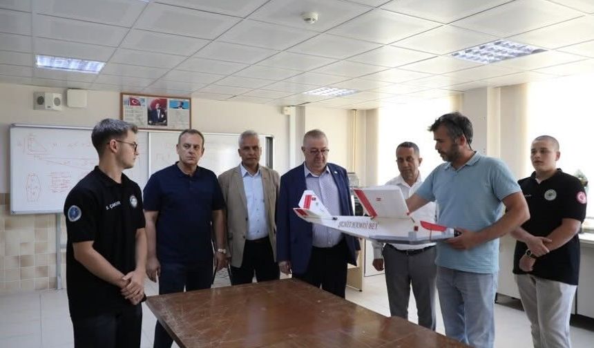 Edremit Anadolu İmam Hatip Lisesinin dünya şampiyonu İHA takımlarına Başkan Ertaş'tan teknoloji desteği