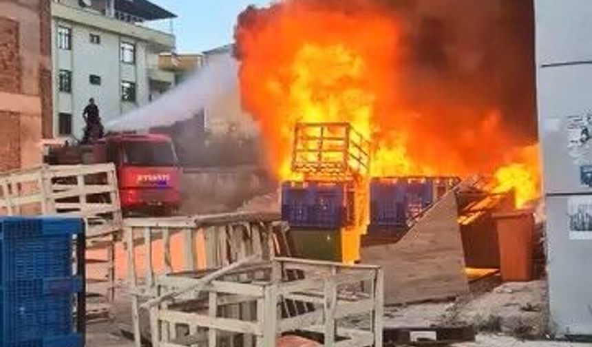 Elazığ'da palet yangını binaya sıçradı: Gökyüzünü kara dumanlar kapladı