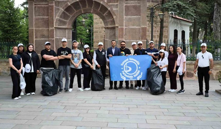 Ertuğrul Gazi Türbesi çevresinde poşet poşet çöp toplandı