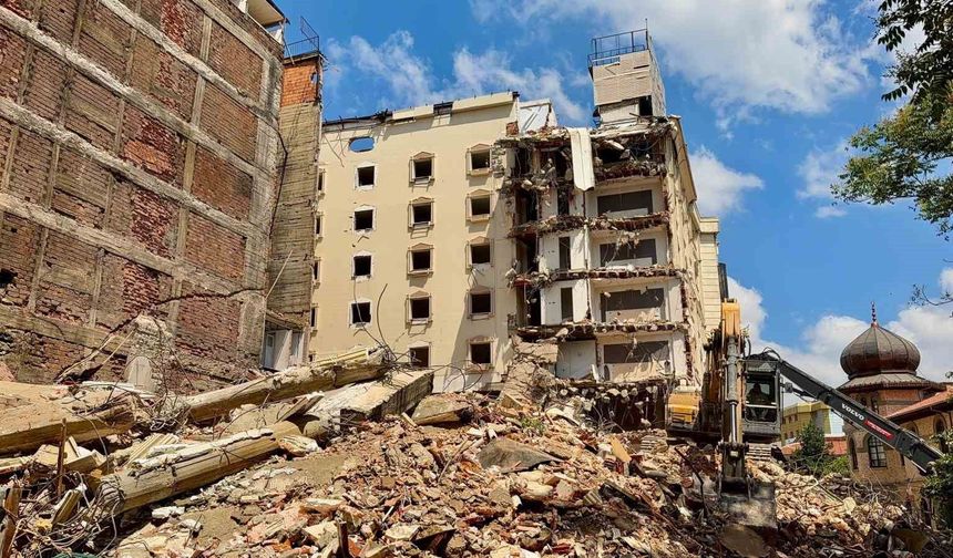 Faciadan dönülen yıkımda zarar gören iş yerleri kapatıldı