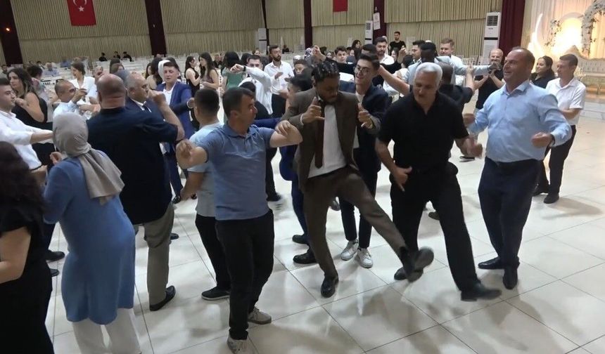 Fildişi Sahilli gençler düğününde halay ve yöresel oyunlarla ilgi odağı oldu