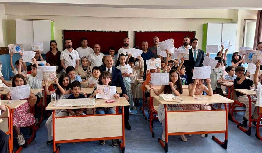 Hakkari'de 69 bin 17 öğrenci karne sevinci yaşadı