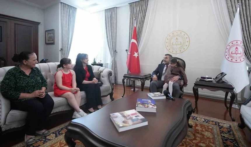 İhlas Haber Ajansı'nın haberiyle tüm Türkiye'nin tanıdığı görme engelli küçük müzisyen Nil, Milli Eğitim Bakanı Tekin'in ziyaret etti
