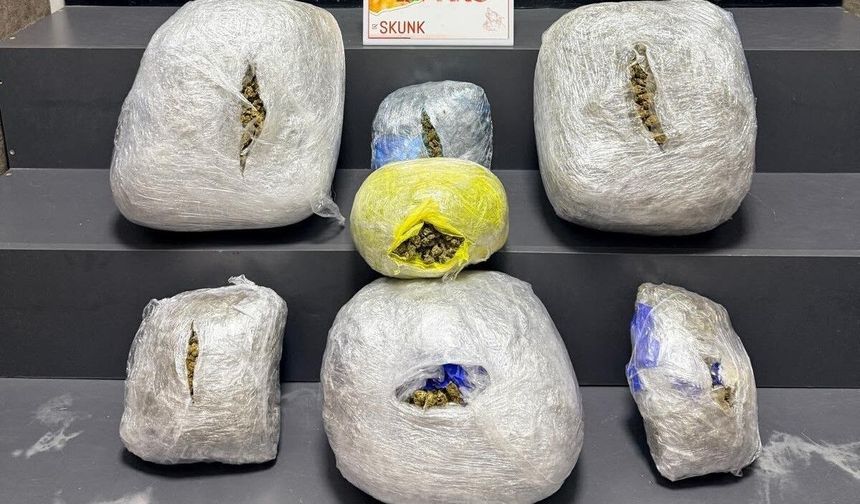İzmir'de şüpheli araçtan 15 kilo zehir çıktı