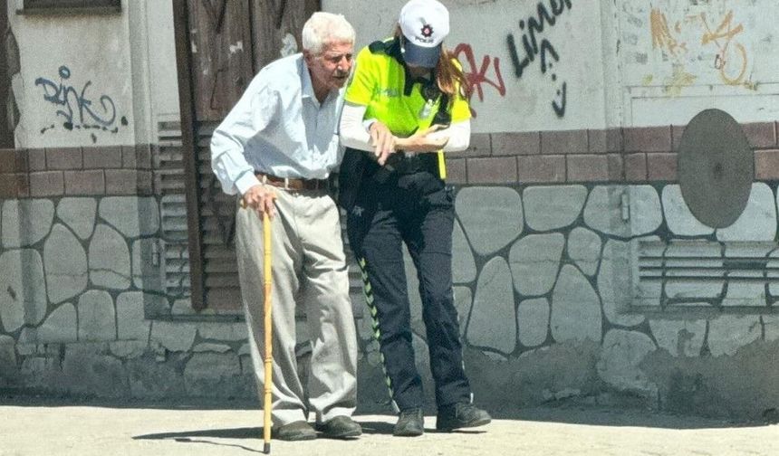 Kadın trafik polisi yaşlı vatandaşın yardımına koştu