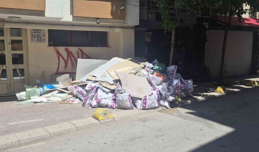 Kaldırıma sorumsuzca bırakılan inşaat artıkları