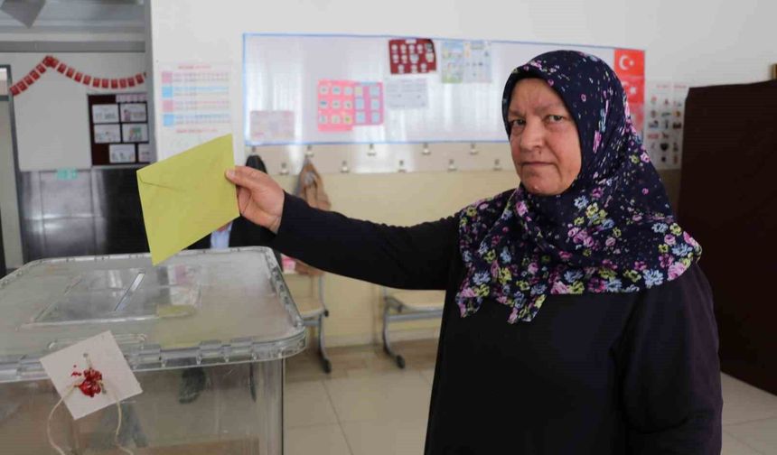 Kalp krizi geçirerek hayatını kaybetmişti, mahalle yeni muhtarını seçmek için sandık başına gitti