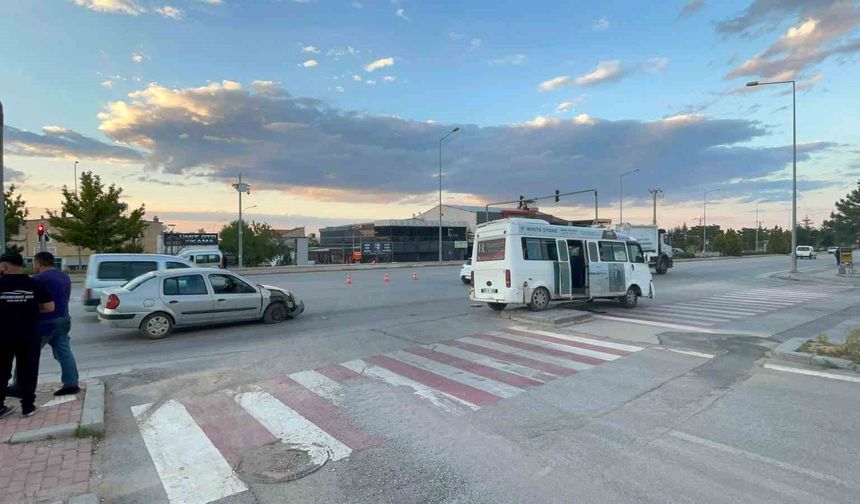 Karaman'da 2 kişinin yaralandığı kaza güvenlik kamerasına yansıdı