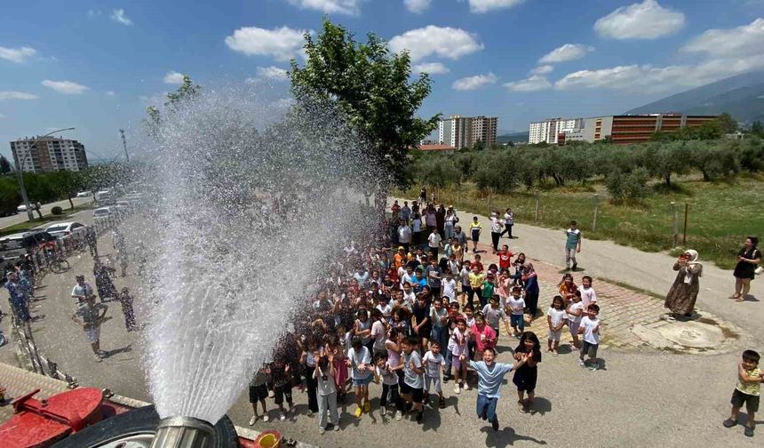 Karne şenliğinde itfaiyeden serinleten sürpriz