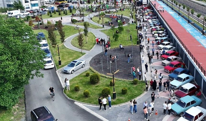 Kastamonu'da geçmişe yolculuk: Klasik otomobillere vatandaşlardan yoğun ilgi