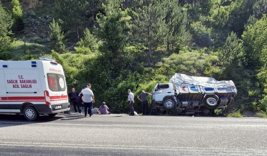 Kastamonu'da kamyon şarampole devrildi: 2 yaralı