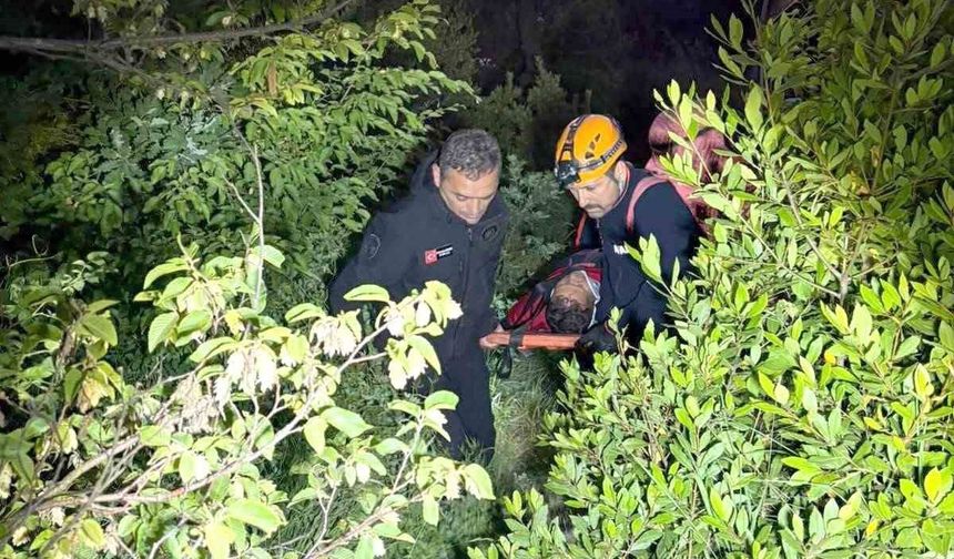 Kayalıklardan düşen amatör balıkçıyı AFAD ve itfaiye ekipleri kurtardı
