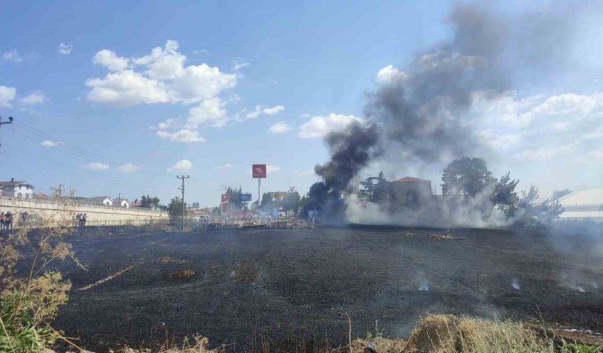 Keşan'da buğday tarlasında çıkan yangın akaryakıt istasyonuna sıçramadan söndürüldü