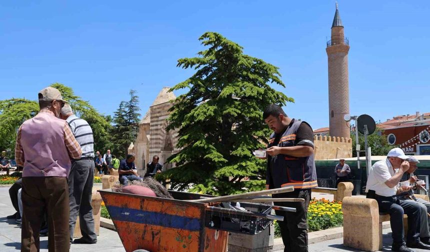 Kırşehir'de aşure almak isteyenler uzun kuyruklar oluşturdu