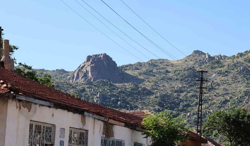 Kırşehir'de dağ yürüyüşü yapan grup, Kuş Kalesi'nde insan ya da uzaylıyı andıran figür tespit etti