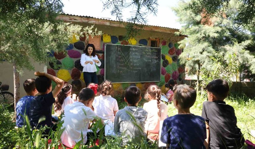 Köy okulunda Avrupa esintisi: Dersleri bahçeye taşıdılar