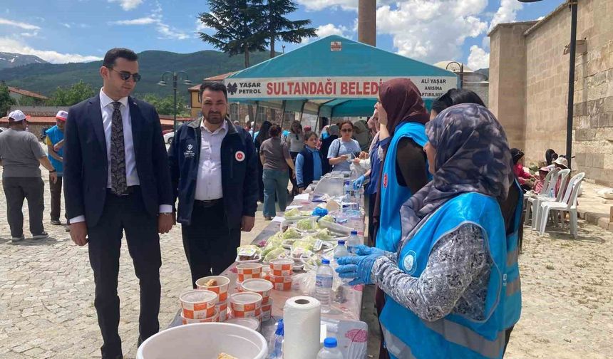 Kur'an kursu öğrencileri yararına hayır çarşısı kuruldu