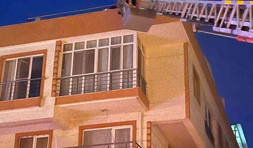 Lapseki'de 4 katlı apartmanda yangın: Çatıda mahsur kalan 4 kişi kurtarıldı