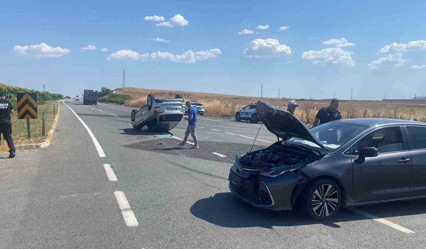 Muratlı'da kavşakta iki otomobil çapıştı: 3 yaralı