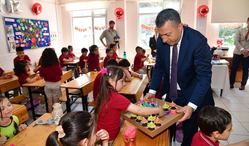 Önce karne sonra kek dağıttı