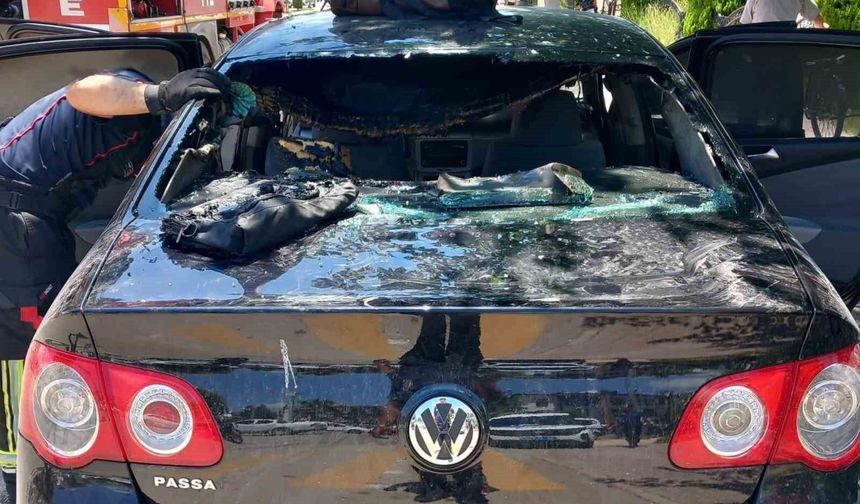Osmaniye'de otomobilde çıkan yangın itfaiyenin müdahalesiyle söndürüldü