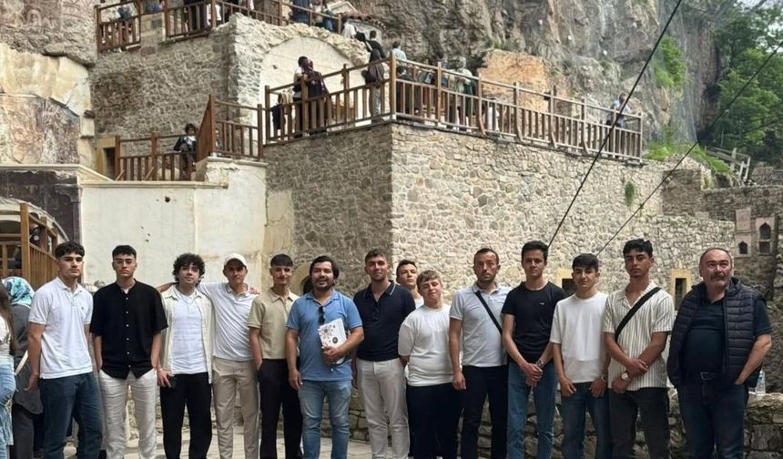 Sıfır atık yarışmasında başarılı olan öğrencilere gezi ödülü