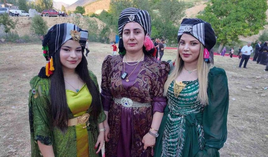 Şırnak'ta yüz yıllardır süren gelenek: Başlara takılan puşiler, düğünlere renk katıyor