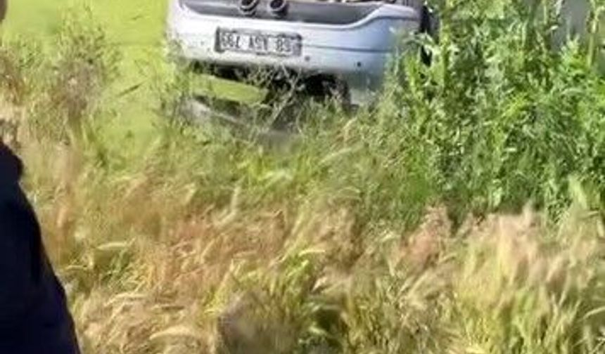 Su dolu drenaj kuyusuna gömülü otomobilden 2 ceset çıktı