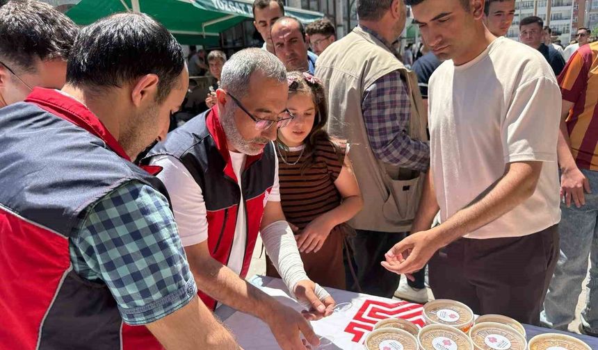Tarihi Çapanoğlu Camii'nde aşure ikramı
