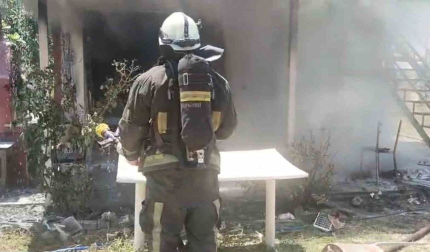 Tarladaki evde çıkan yangın itfaiye ekiplerince söndürüldü