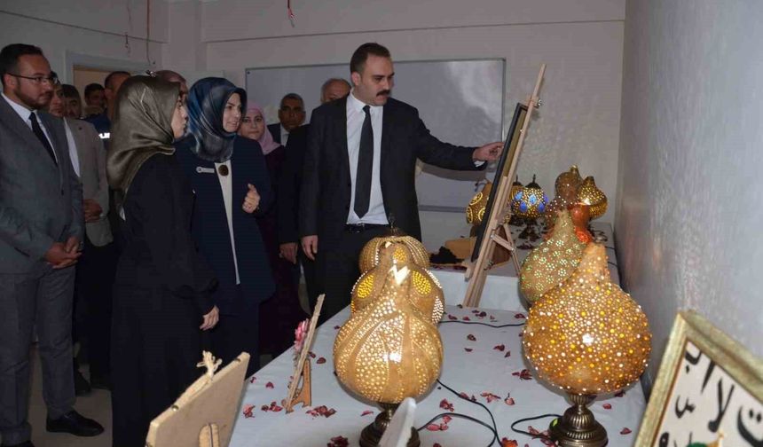 Tercan'da Hayat Boyu Öğrenme Haftası Sergisi açıldı