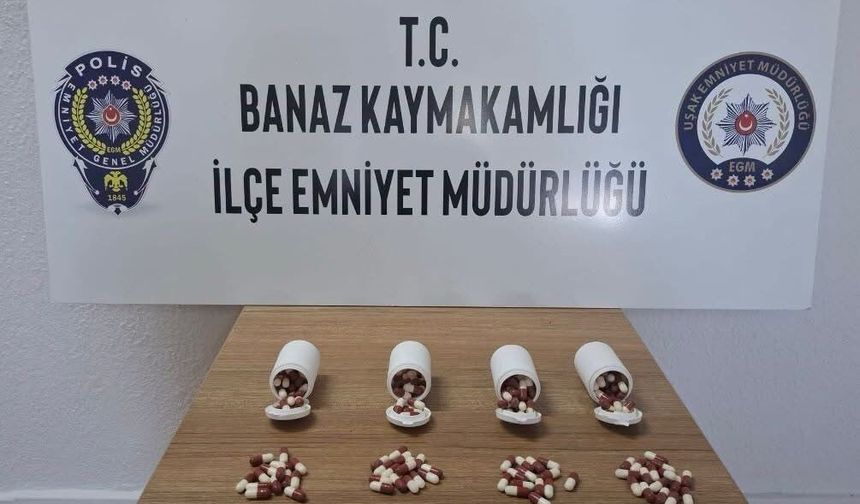 Uşak'ta polisten kaçan araçtan atılan poşette 197 adet sentetik ecza hapı ele geçirildi