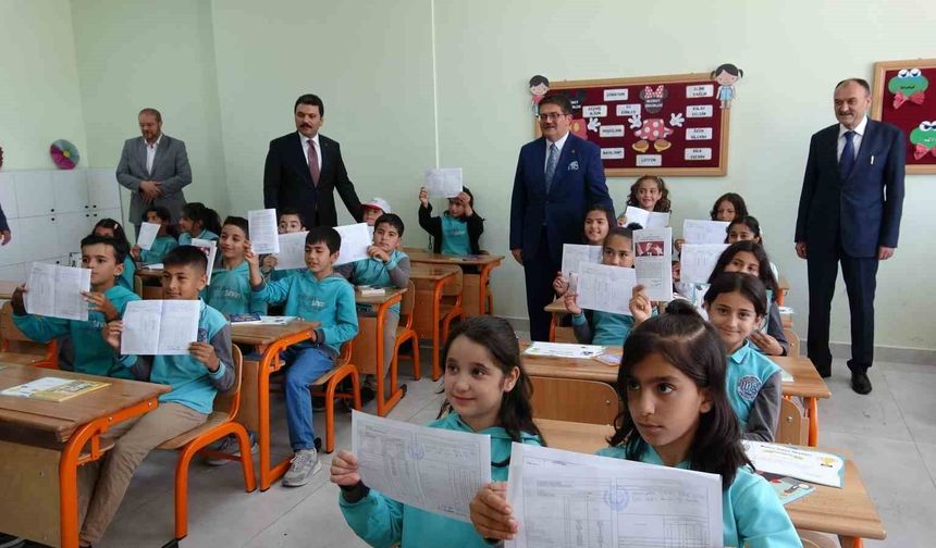 Van'da 275 bin 826 öğrenci karne heyecanı yaşadı