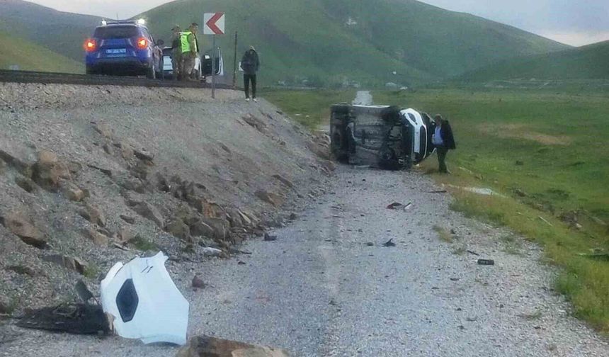 Van'da şarampole yuvarlanan kamyonetin sürücüsü yaralandı