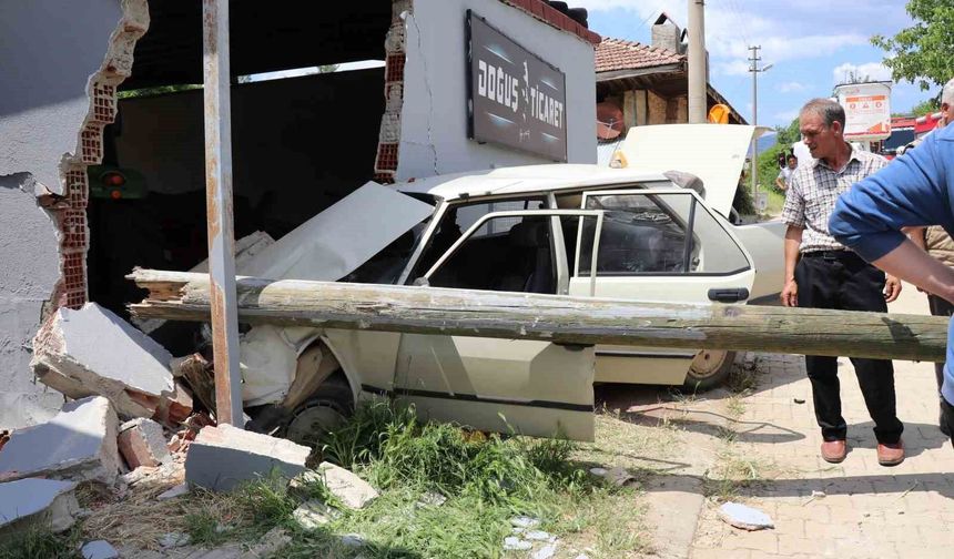 Yaşlı karı koca duvara çarpan otomobilde can verdi