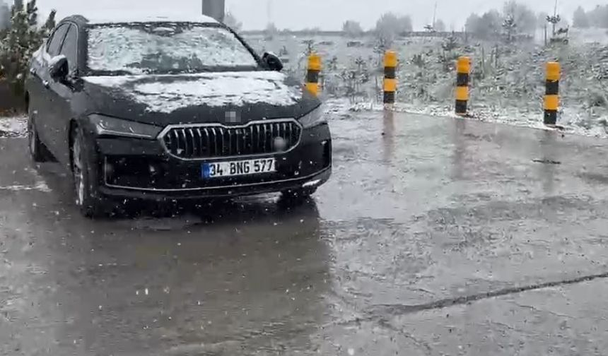 Yaylada aniden bastıran kar, çobanlara zor anlar yaşattı