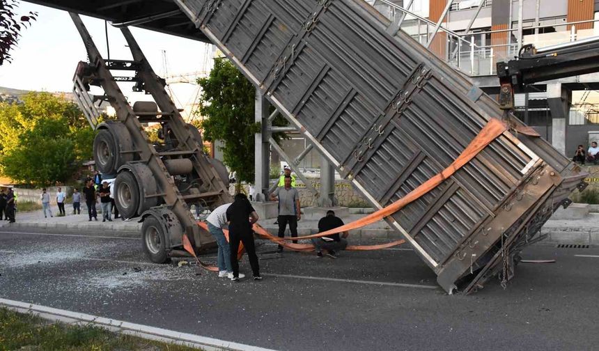 Yozgat'ta tırın dorsesi üst geçide takıldı