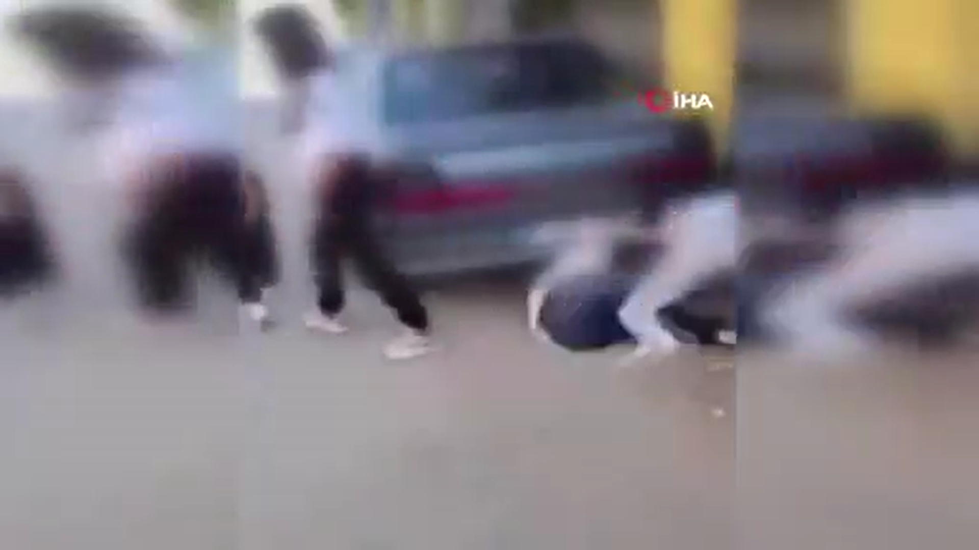 Sokak ortasında genç kızlar arasında şiddet!