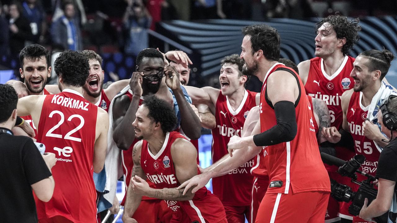 Tribünlerde ve Ekran Başında Büyük Heyecan
EuroBasket 2025 finali için taraftarlar büyük bir heyecan yaşıyor. Basketbol otoriteleri, Türkiye’nin Almanya karşısında tarihi bir zafere imza atabileceğini vurguluyor.