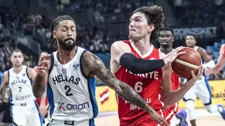 24 Yıl Sonra Yeniden Final Heyecanı
Ay-yıldızlı ekip, Avrupa Şampiyonası’nda ikinci kez final oynama başarısını gösterdi. İlk kez 2001 yılında İstanbul’da düzenlenen turnuvada finale çıkan Milliler, Yugoslavya’ya karşı sahadan 78-69 mağlup olarak gümüş madalyada kalmıştı.
EuroBasket 2025 ile birlikte Türkiye, 24 yıl sonra yeniden şampiyonluk için parkeye çıkacak.