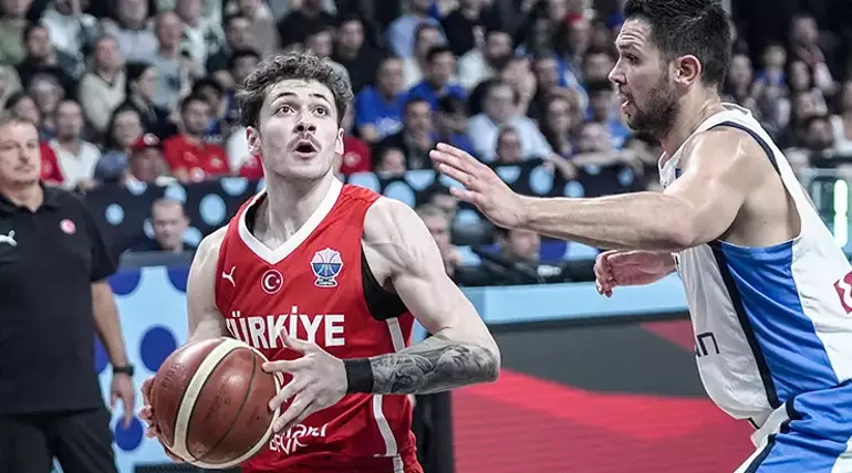 Tarihi Galibiyet Serisi
Milli Takım, turnuvada üst üste 8 galibiyet alarak Avrupa Şampiyonası’ndaki en uzun serisini yakaladı. Daha önce 1957’de üst üste 7 galibiyet elde eden Türkiye, 68 yıl sonra bu rekoru kırdı.
Bu serinin en kritik galibiyetlerinden biri, 15 yıl sonra Yunanistan karşısında geldi. Milliler, rakibini resmi maçlarda en son 2010 Dünya Şampiyonası’nda mağlup etmişti.