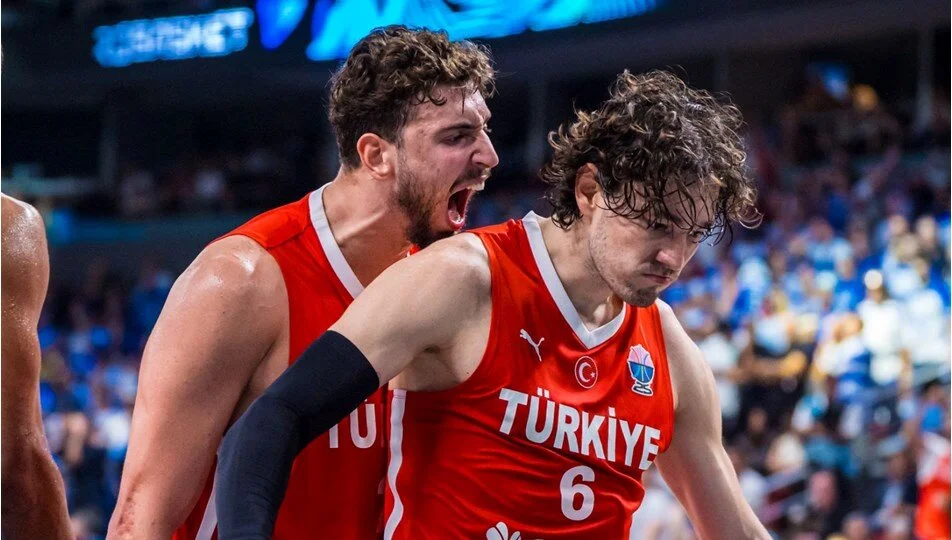 Türkiye - Almanya Finali Yarın Saat 21.00’de
A Milli Erkek Basketbol Takımı, EuroBasket 2025 finalinde Almanya ile karşı karşıya gelecek. Mücadele 12 Eylül Cuma günü saat 21.00’de başlayacak ve TRT ekranlarından canlı yayınlanacak.
Türkiye, A Grubu’nu lider tamamladıktan sonra İsveç, Polonya ve Yunanistan’ı saf dışı bırakarak finale yükseldi. Özellikle yarı finalde Yunanistan’ı 94-68’lik skorla mağlup eden Milliler, büyük bir özgüven kazandı.