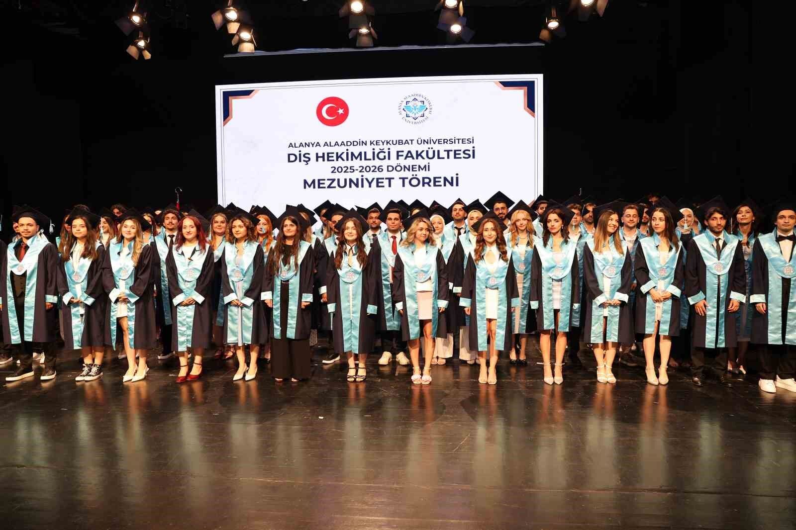 ALKÜ'de diş hekimliği fakültesinde mezuniyet heyecanı