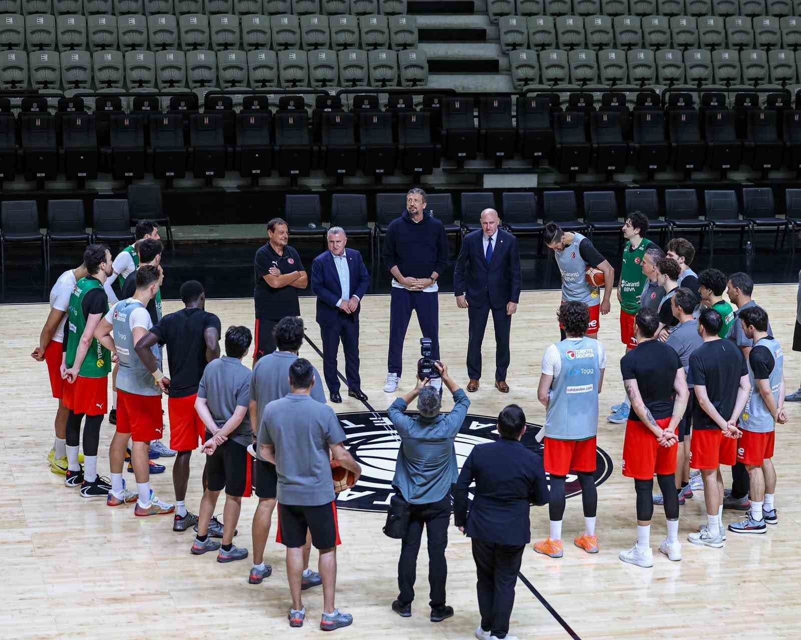 Bakan Bak, A Milli Basketbol Takımı'nın antrenmanını takip etti