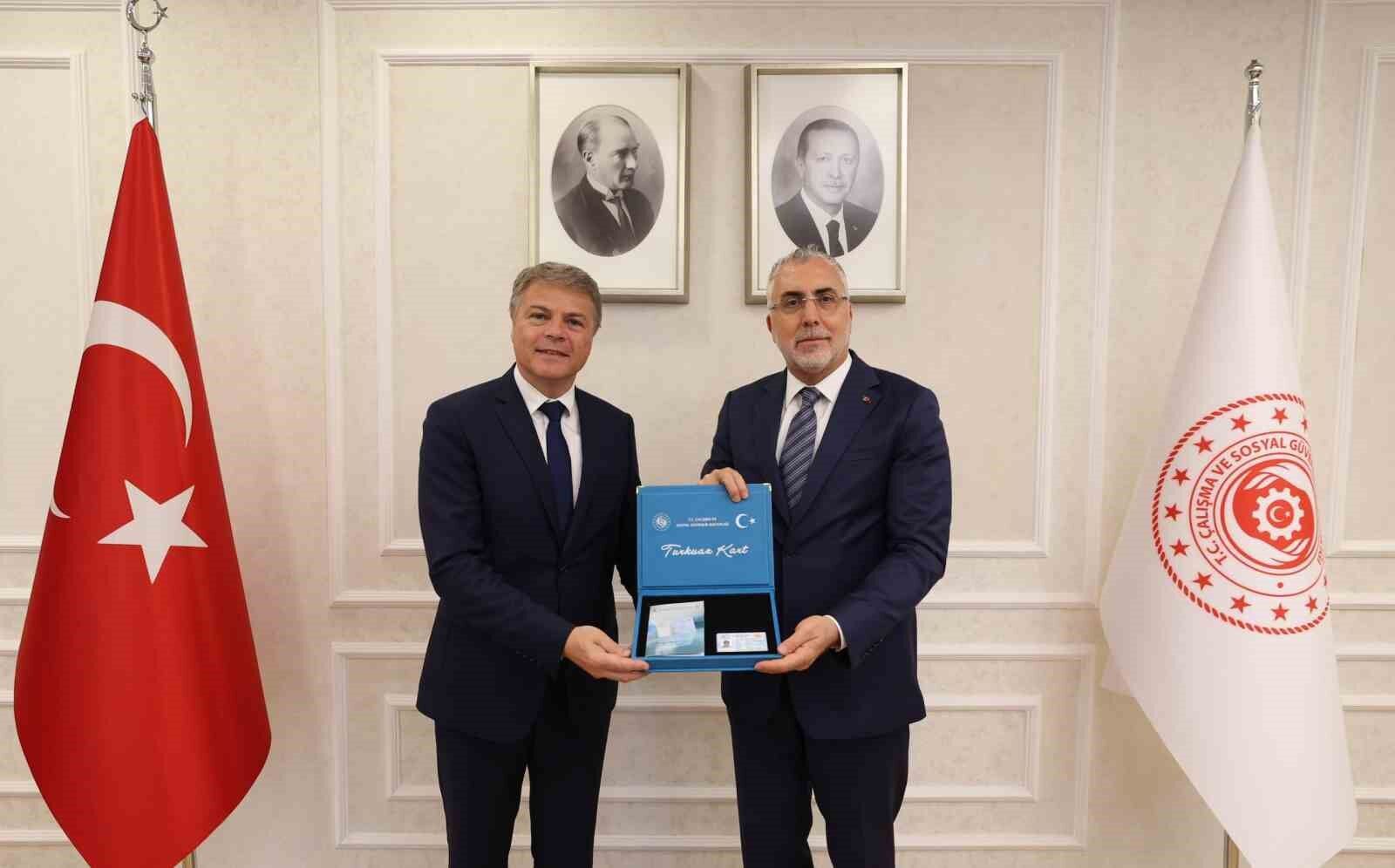 Bakan Işıkhan, Renault Group Türkiye CEO'su Lionel Jaillet'ye Turkuaz Kart takdim etti