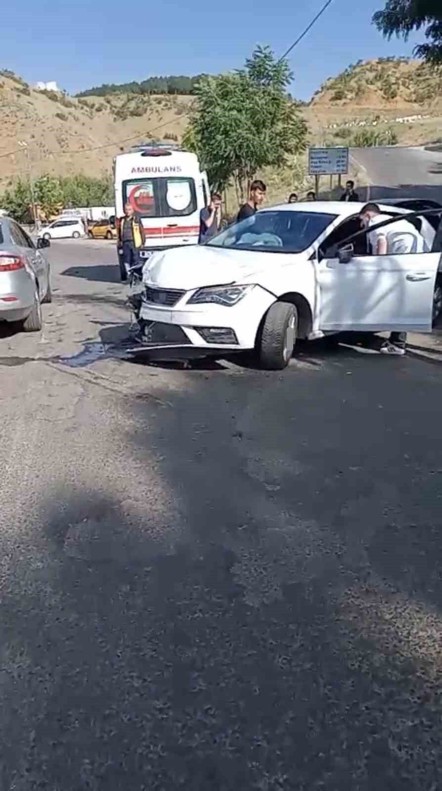 Bingöl'de iki otomobil çarpıştı: 2 kişi yaralandı