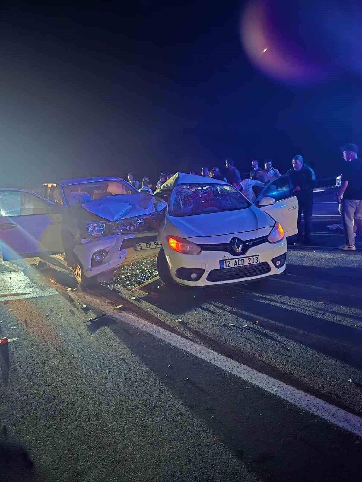 Bingöl'de otomobil ile pikap çarpıştı: 1'i ağır 3 yaralı
