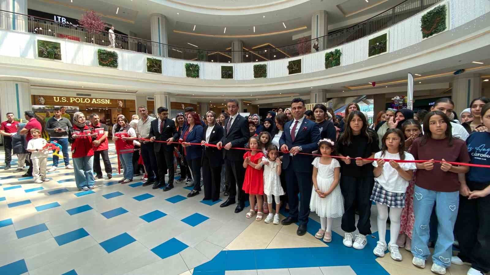 Erzurum'da koruyucu aile farkındalık sergisi yoğun ilgi gördü