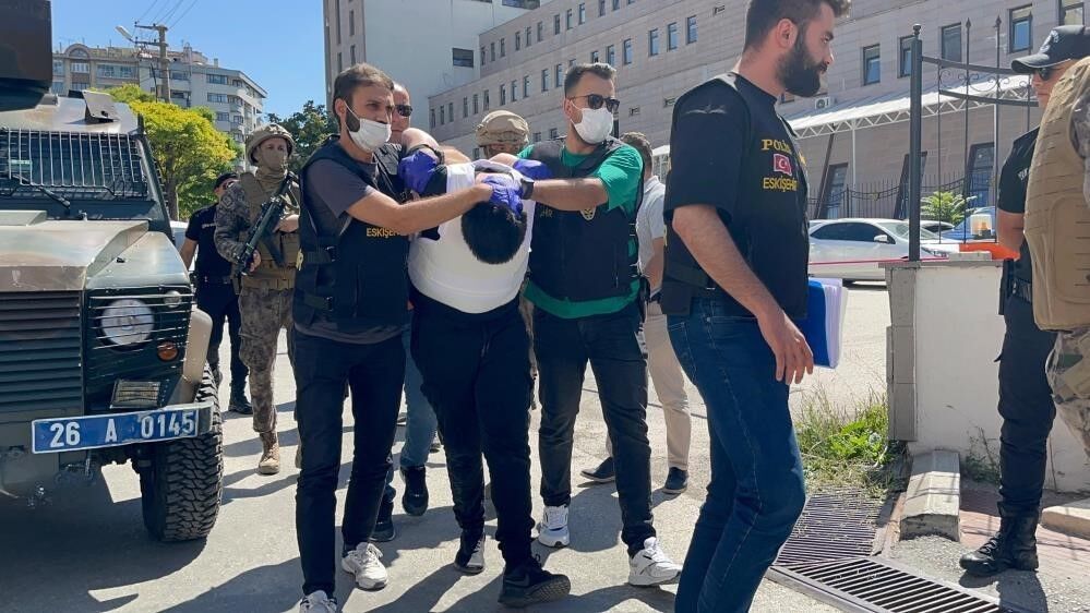 Eskişehir'de neo-nazi sembolü olan hücum yeleği ile 5 kişiyi bıçaklayan saldırgan hayatını kaybetti