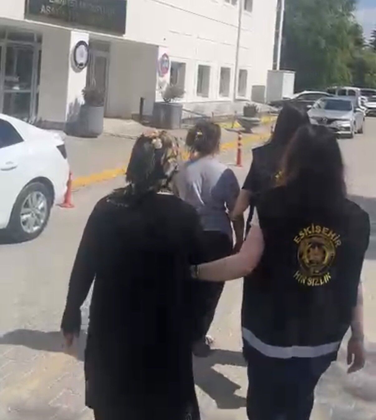 Hırsızlıktan 49 yıl hapis cezası bulunan kadın son soygununda yakayı ele verdi